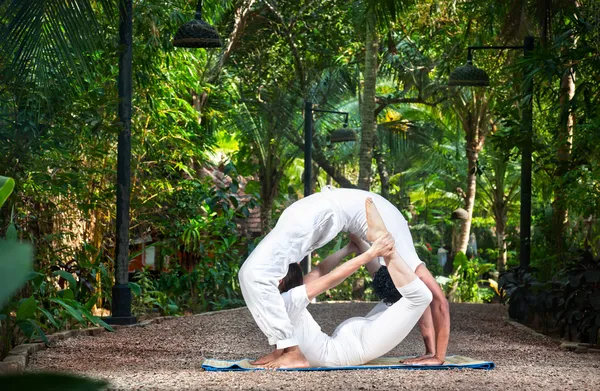 Pareja círculo de yoga — Foto de Stock