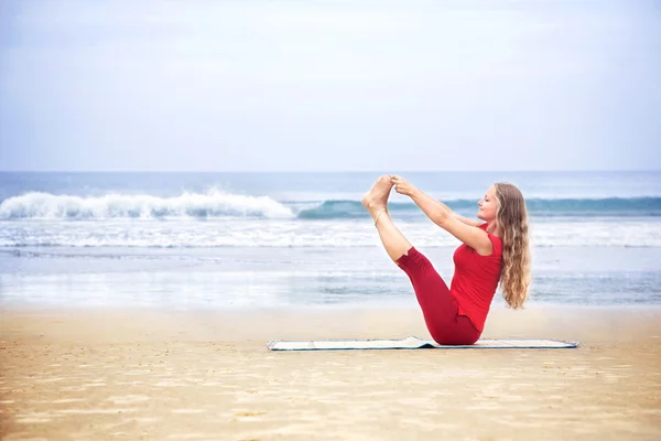 Yoga naukasana tekne poz — Stok fotoğraf