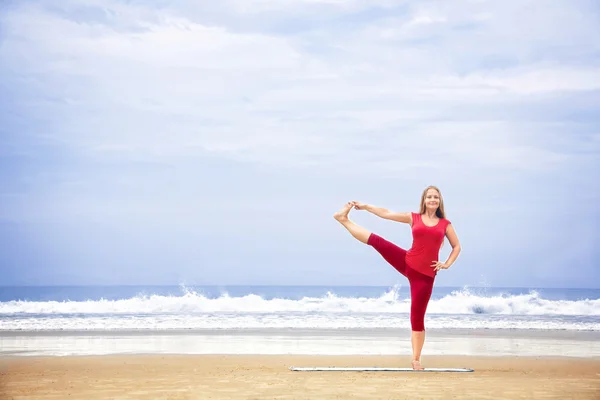 Equilíbrio Yoga em uma perna — Fotografia de Stock