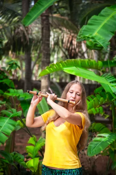 女孩玩竹笛 — 图库照片