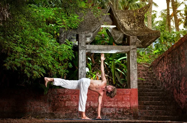 Yoga vicino al tempio — Foto Stock