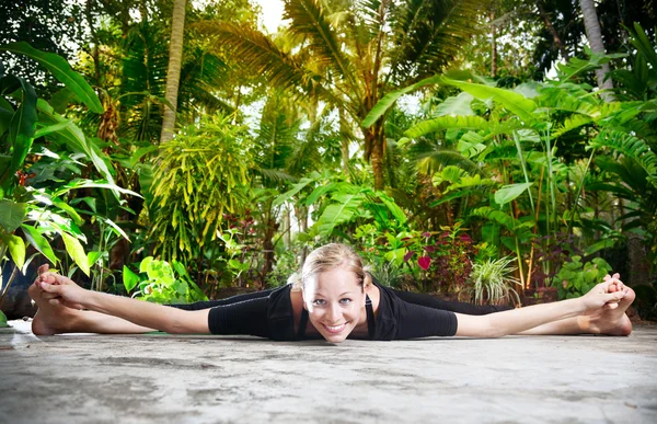 Yoga im tropischen Garten — Stockfoto