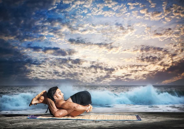 Yoga Nidrasana yogische Schlafpose — Stockfoto