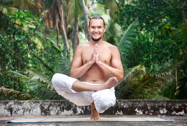 Balanserande yogaställning — Stockfoto