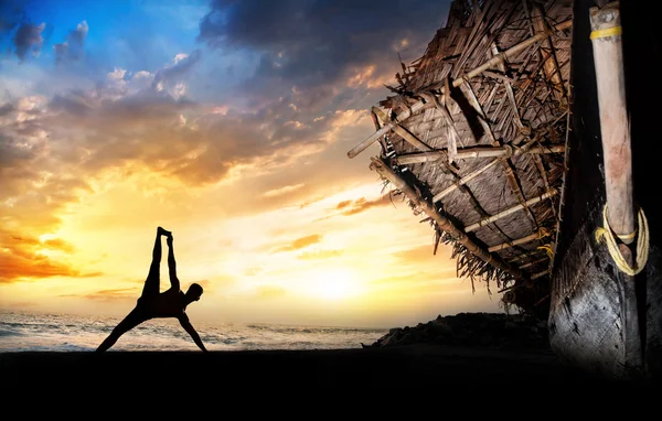 Sylwetka człowieka robi joga — Zdjęcie stockowe