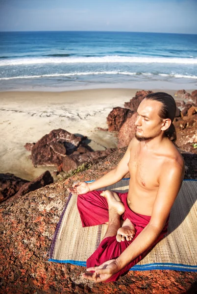 Медитация йоги на скале — стоковое фото