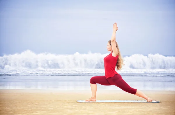 Yoga sur la plage — Photo