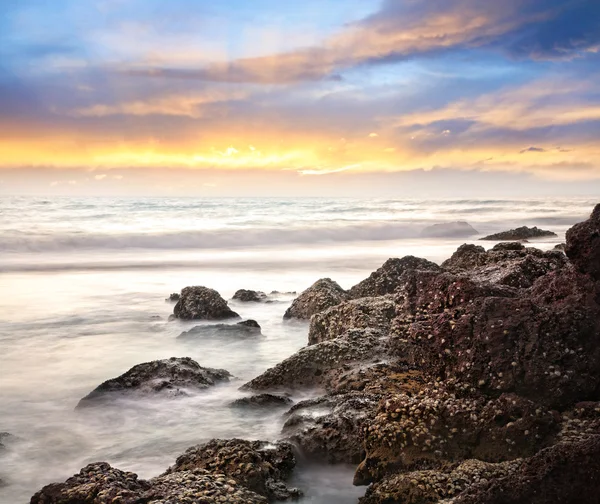 海和岩石背景 — 图库照片