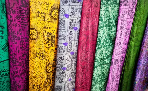 Tkaniny indyjskie w rynku — Zdjęcie stockowe