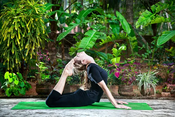 Yoga in the garden — Stock Photo, Image