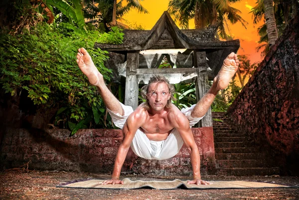 Postura de luciérnaga de yoga tibhasana — Foto de Stock