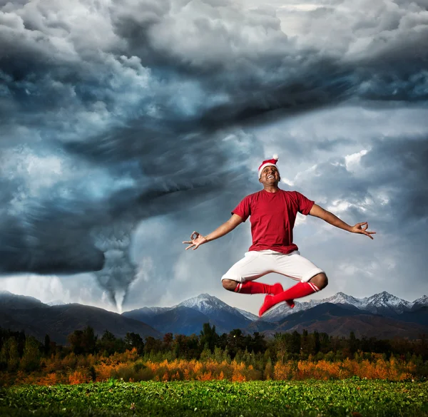 Flygande yoga mot orkanen — Stockfoto