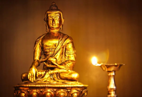 Bouddha doré avec lampe à huile — Photo