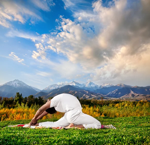 Yoga valakhilyasana pose — Stock Photo, Image