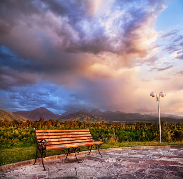 孤独なベンチと山 — ストック写真
