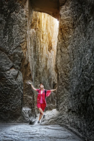 Turista em cavernas de Ellora — Fotografia de Stock