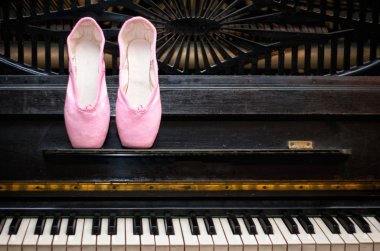 Pointe and piano clipart