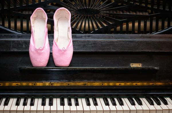 Pointe and piano — Stock Photo, Image