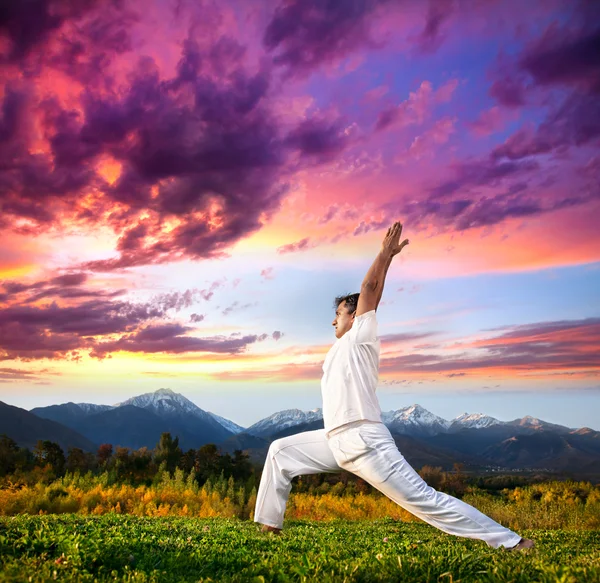 Yoga guerreiro posar nas montanhas — Fotografia de Stock
