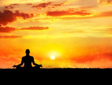 gün batımında Yoga meditasyon