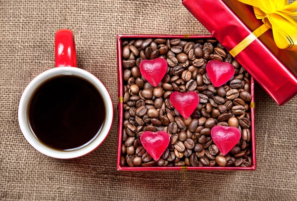 De dag van Valentijnskaarten koffie aanwezig — Stockfoto