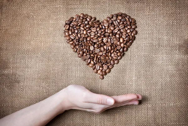 Žena hospodářství káva srdce — Stock fotografie