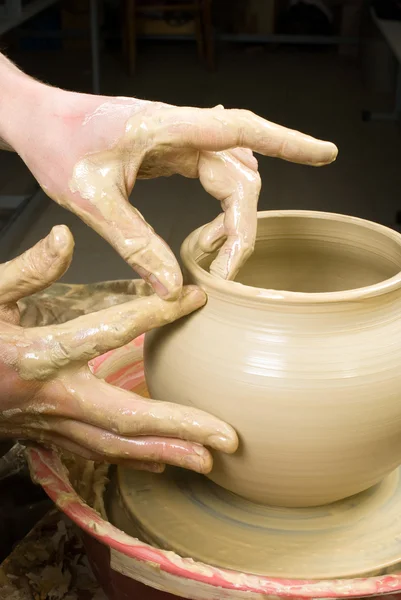 Mani di un vasaio, creando un vaso di terra di argilla bianca — Foto Stock
