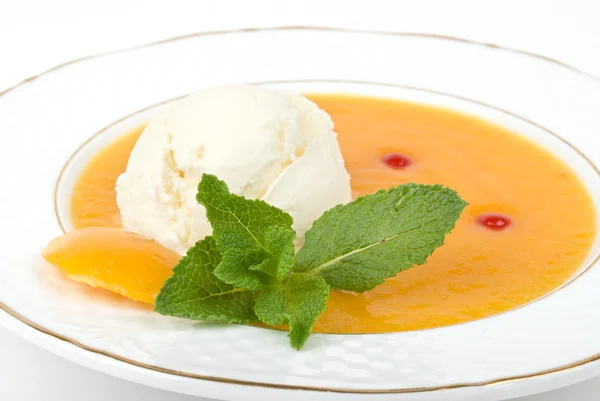 Морозиво в персиковому сиропі — стокове фото
