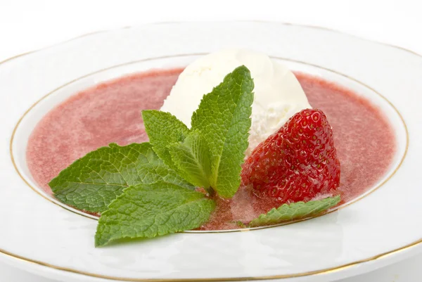 Ice cream dessert with strawberries — Stock Photo, Image