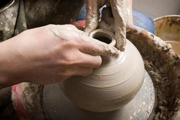 Las manos de un alfarero, creando un frasco de barro en el círculo — Foto de Stock
