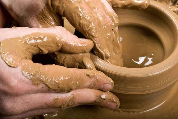 Tangan dari pembuat tembikar, menciptakan kendi tanah pada lingkaran — Stok Foto