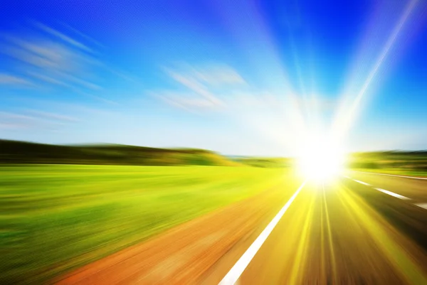 Estrada desfocada com céu desfocado com pôr do sol — Fotografia de Stock