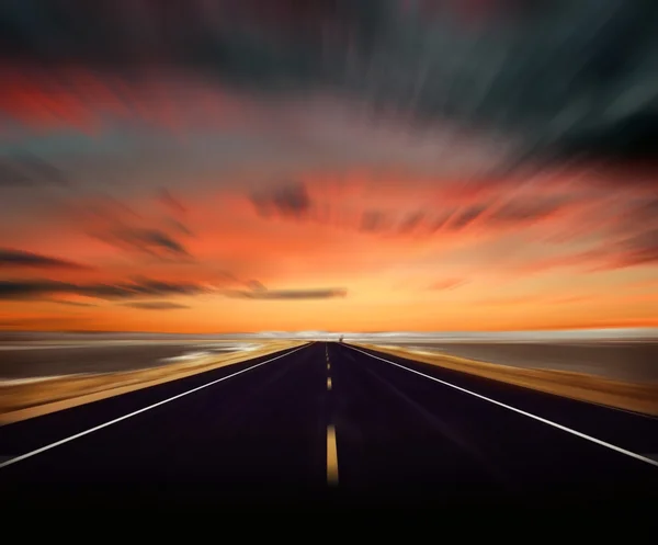 Покраснение дороги и покраснение неба — стоковое фото