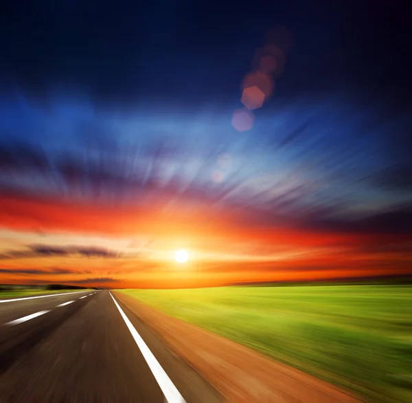Blured silnice a blured nebe se sluncem — Stock fotografie