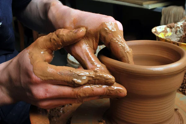 Mani di un vasaio, creando un vaso di terra sul cerchio — Foto Stock