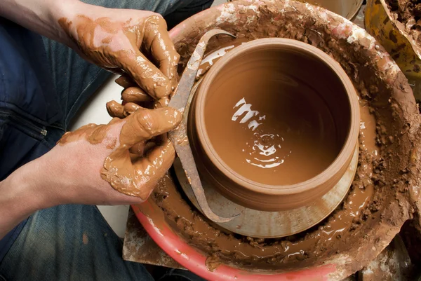 Manos de un alfarero, creando un frasco de tierra en el círculo — Foto de Stock