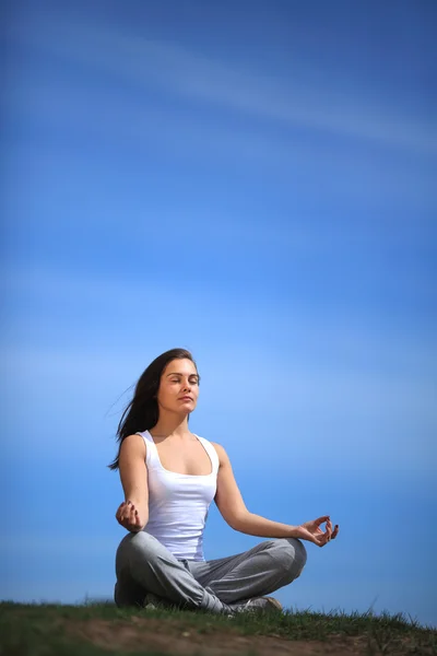 Hermosa joven formación de yoga en el prado soleado —  Fotos de Stock