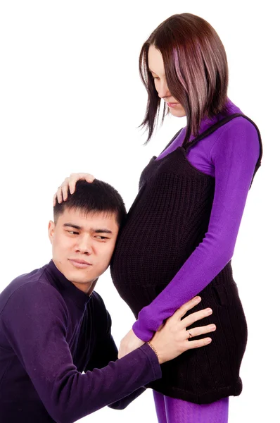 若い幸せ妊娠カップル愛スタジオに黒い背景へのクローズ アップ — ストック写真