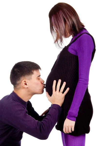 Молода щаслива вагітна пара закохана крупним планом на чорному тлі в студії — стокове фото