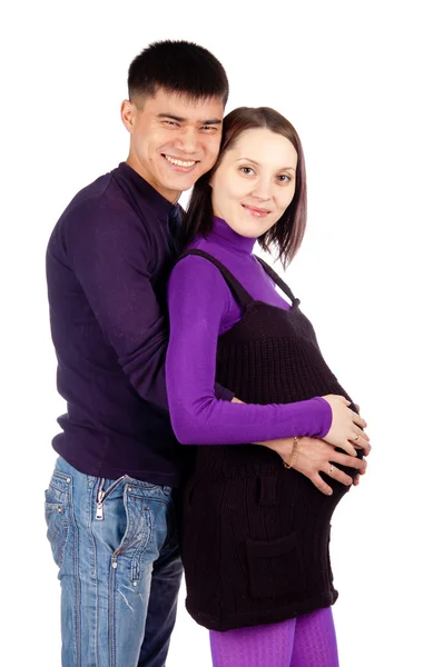 Молодая счастливая беременная пара в любви крупным планом на черном фоне в студии — стоковое фото