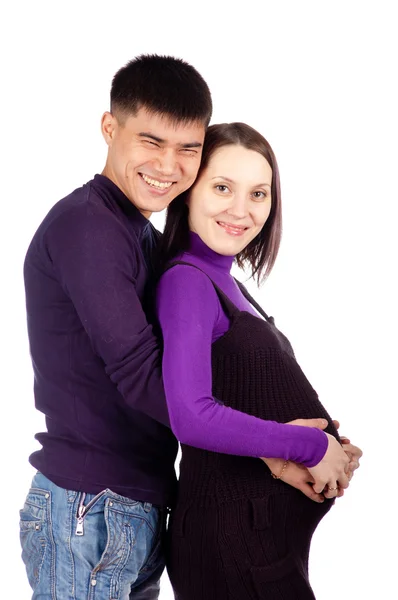 Mutlu genç hamile çift portre Studio siyah arka plan üzerine seviyorum — Stok fotoğraf