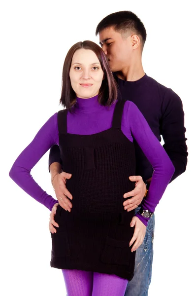 Młody szczęśliwy w ciąży para zakochanych zbliżenie na czarnym tle w studio — Zdjęcie stockowe