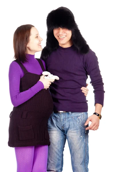 Giovane felice coppia incinta innamorata primo piano su sfondo nero in studio — Foto Stock