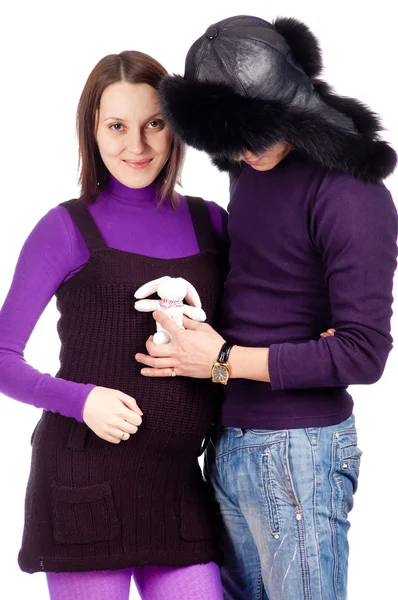 Młody szczęśliwy w ciąży para zakochanych zbliżenie na czarnym tle w studio — Zdjęcie stockowe