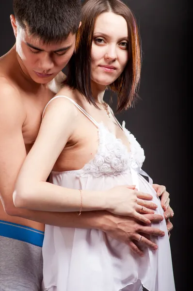 Fiatal boldog terhes pár a szerelem closeup, fekete háttér, a stúdió — Stock Fotó