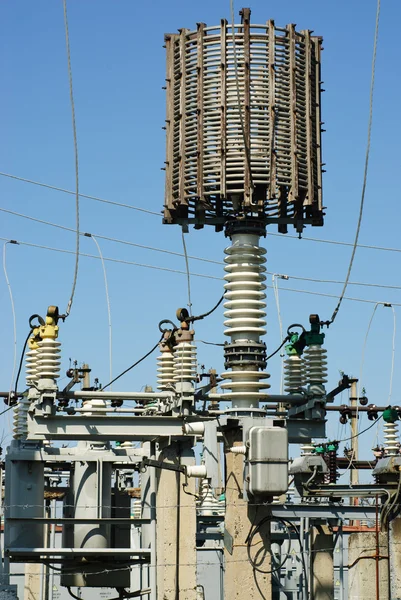 Elektrische elektriciteitscentrale in blauwe hemel — Stockfoto