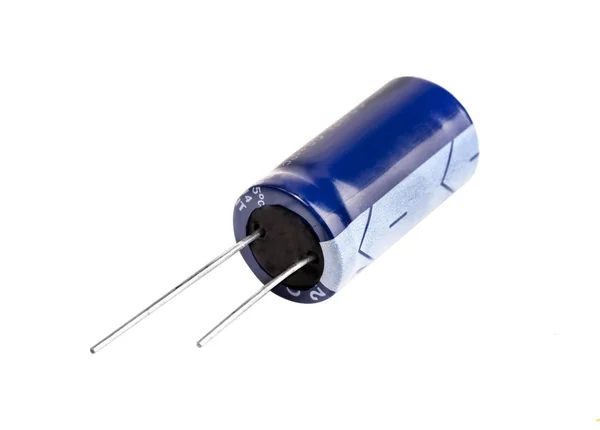Elektrolytisk kondensator i blå isolerade på vit — Stockfoto
