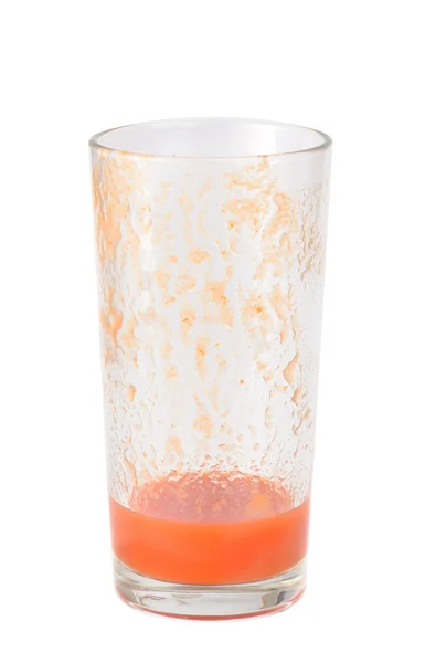 Yarısı dolu domates suyu cam beyaz zemin üzerine izole — Stok fotoğraf