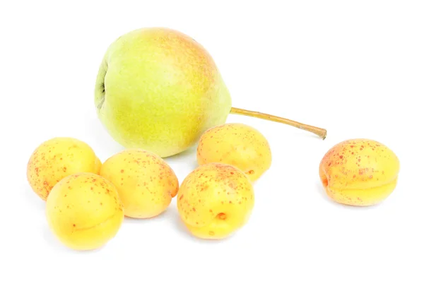 Birnen und Aprikosen isoliert auf weißem Hintergrund — Stockfoto