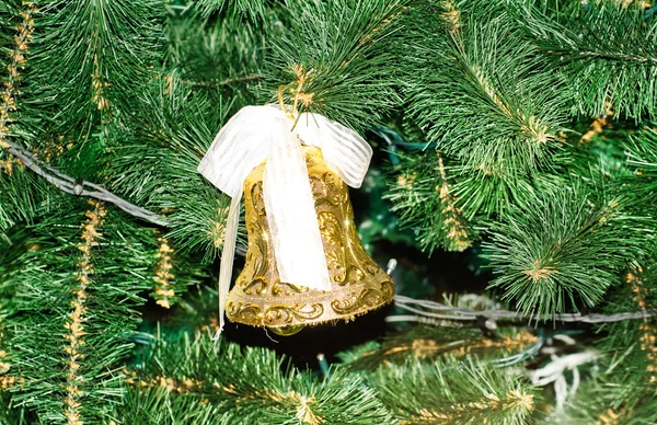 Золотий різдвяний дзвіночок і зелена гілка ялини — стокове фото